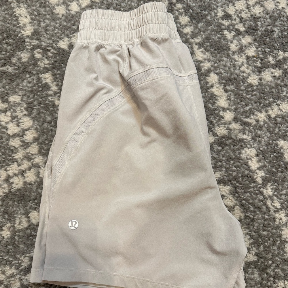 Lululemon pace breaker 5 inch XS